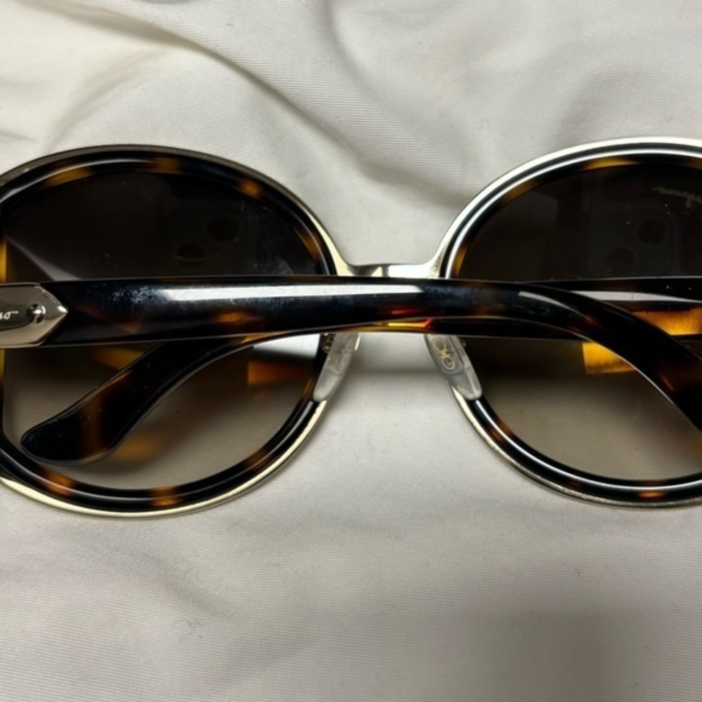 Salvadore Ferragamo tortoise These stylish sunglasses Oversized - Picture 3 of 8